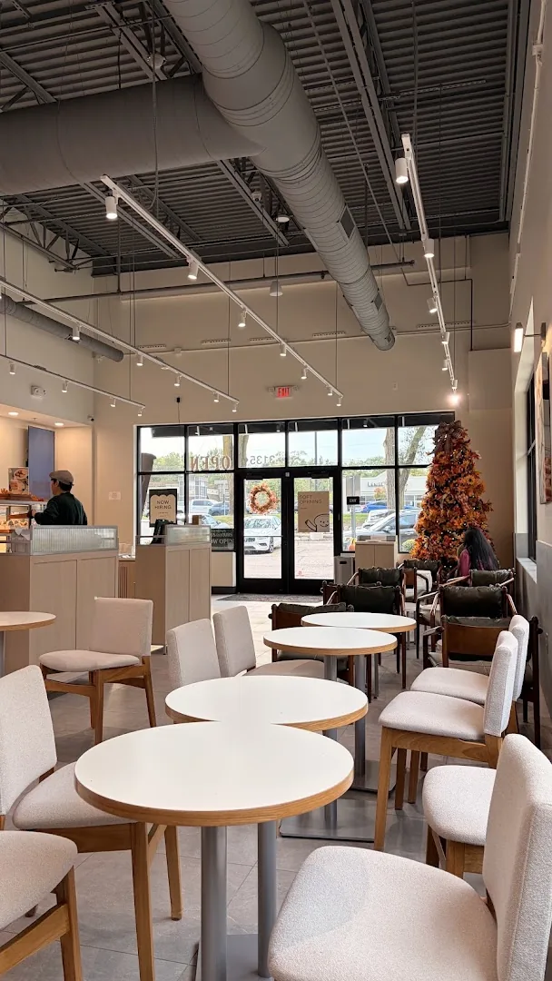 Cafe tables and seating inside TOUS les JOURS Rochester Hills